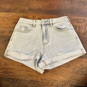 Pacsun light wash mom jean short. Size 27.